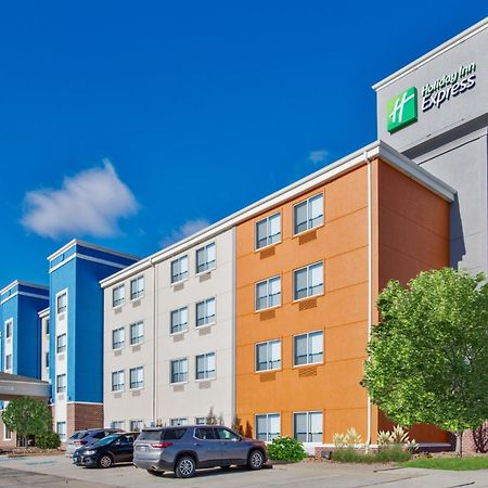 Holiday Inn Express Fremont By Ihg Exterior photo