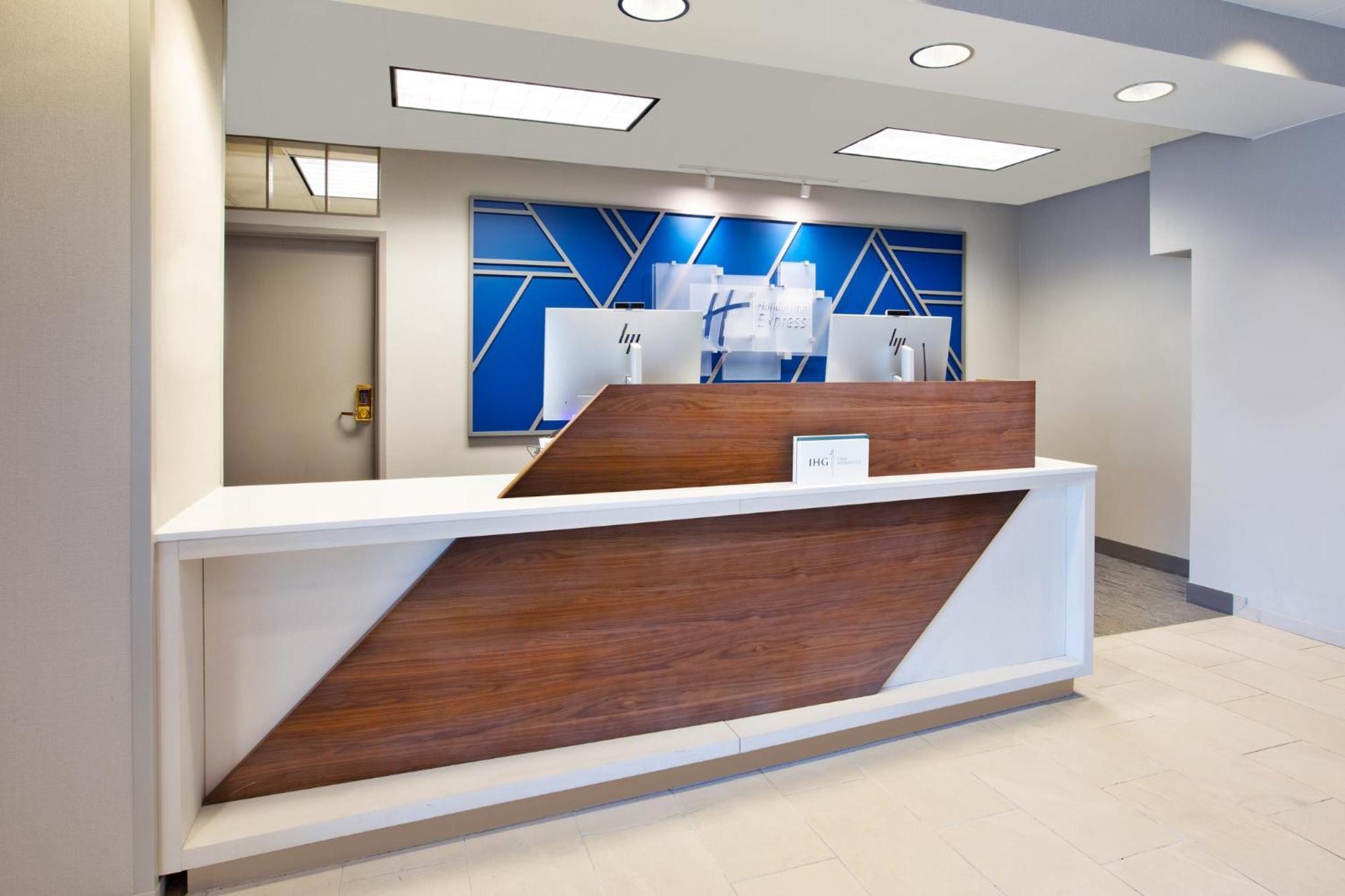 Holiday Inn Express Fremont By Ihg Exterior photo