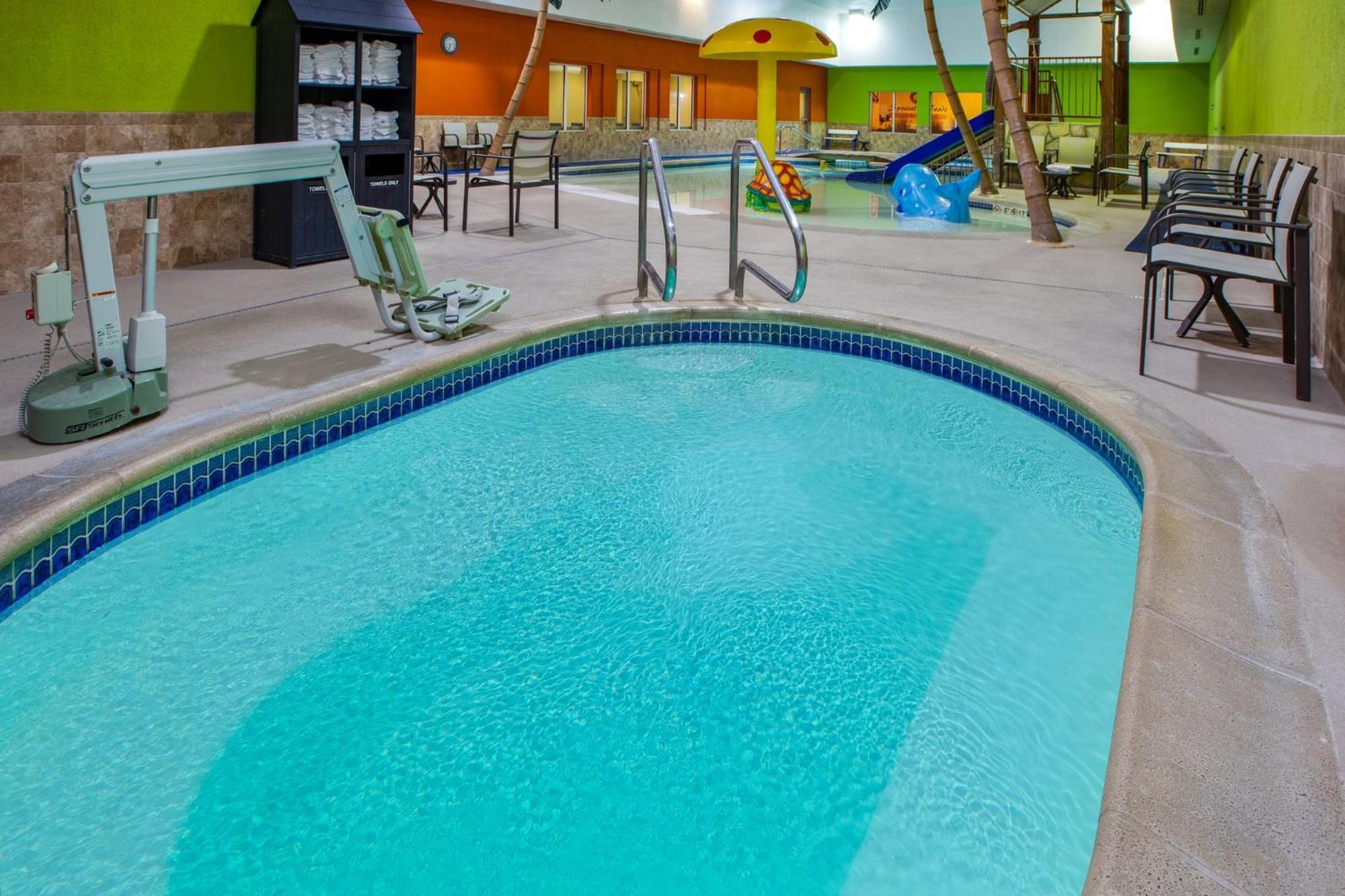 Holiday Inn Express Fremont By Ihg Exterior photo