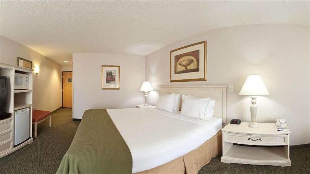 Holiday Inn Express Fremont By Ihg Exterior photo